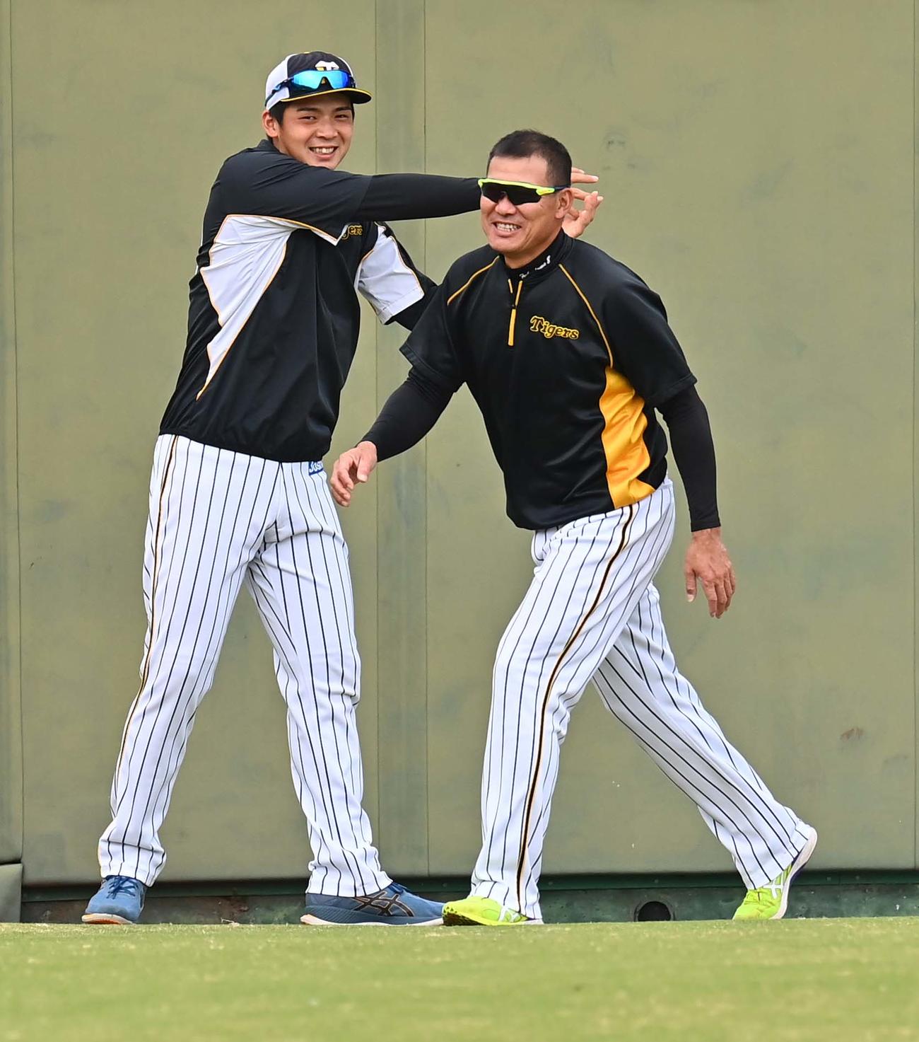 福留孝介（右）と談笑する井上広大（2020年10月22日）