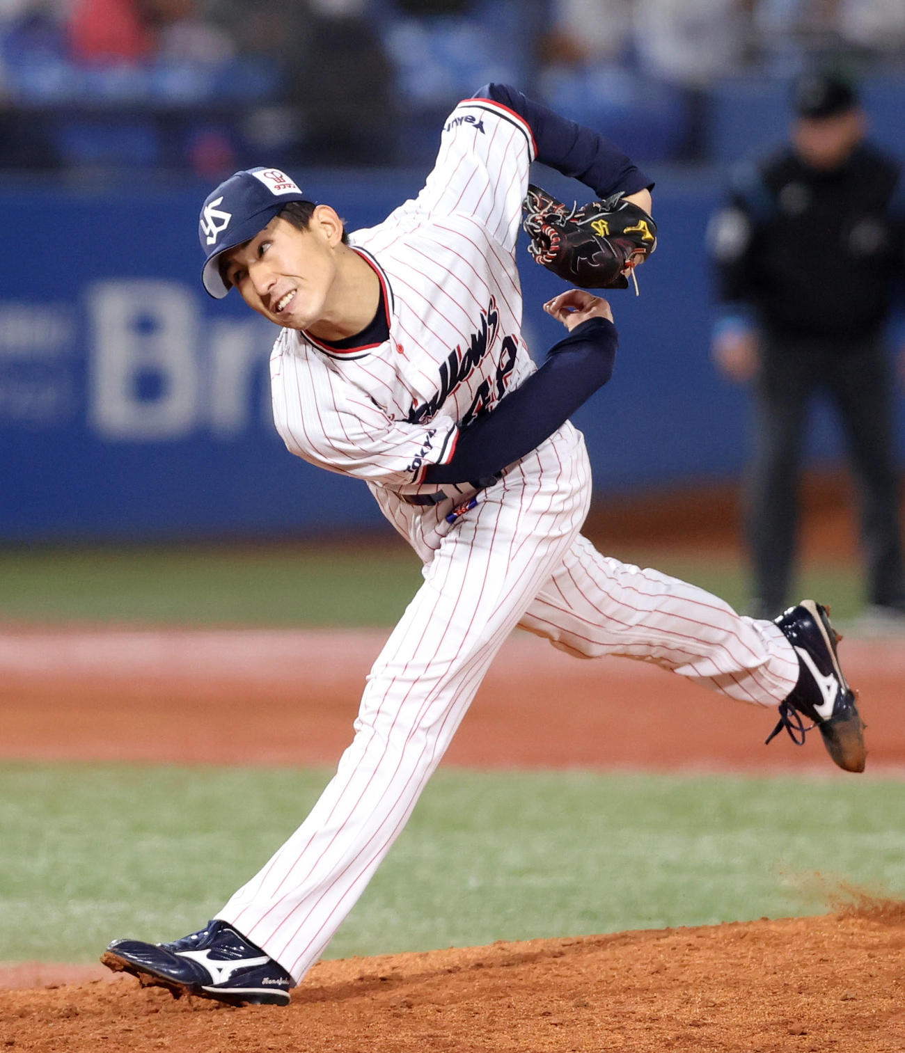 ヤクルト対巨人　4回表から登板する金久保（撮影・狩俣裕三）