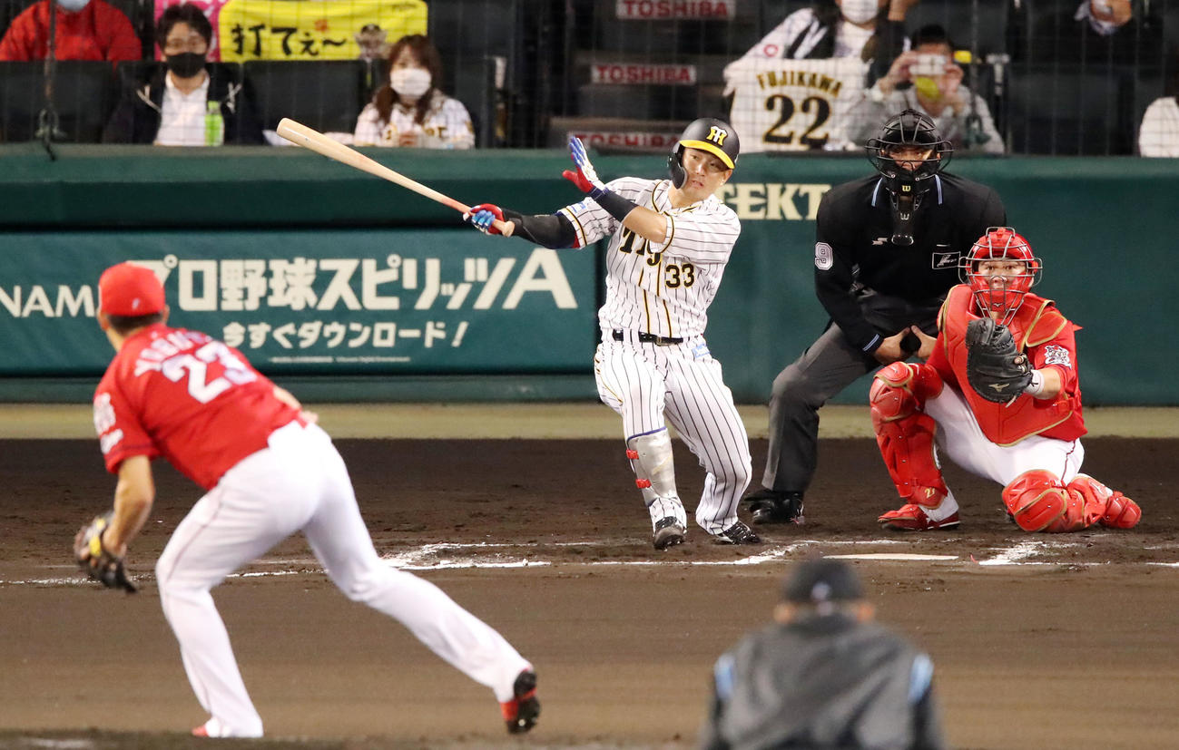 阪神対広島　6回裏阪神1死一、三塁、糸原は右前適時打を放つ（撮影・加藤哉）