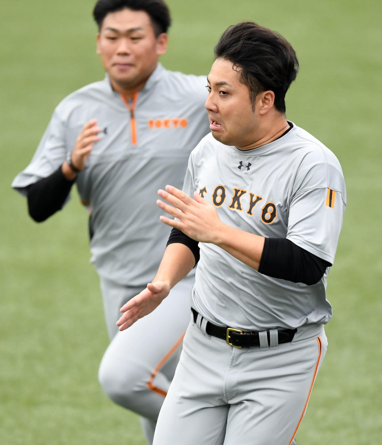 ヤクルト対巨人　ダッシュをする巨人今村（撮影・横山健太）