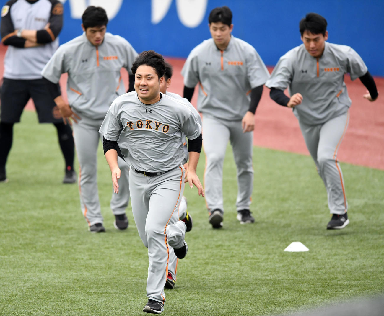 ヤクルト対巨人　ダッシュをする巨人今村（撮影・横山健太）