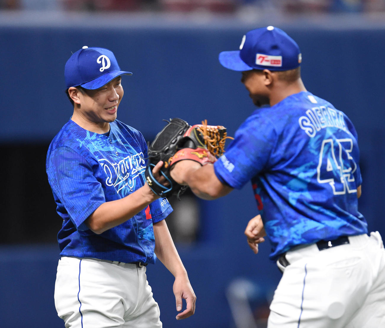中日対DeNA　6回表DeNA攻撃終了、笑顔でモイセ・シエラ（右）を迎える中日先発の大野雄大（撮影・森本幸一）