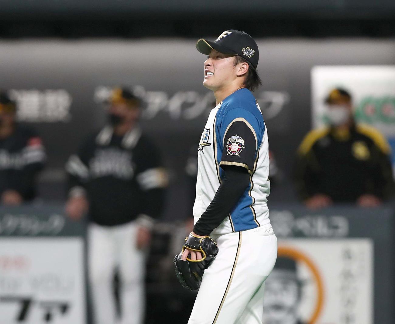 日本ハム対ソフトバンク　5回表ソフトバンク1死満塁、グラシアルに中前適時打を浴び悔しがる吉田輝（撮影・黒川智章）