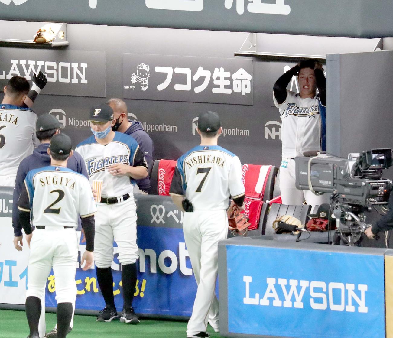 日本ハム対ソフトバンク　先制を許しベンチで頭を抱える日本ハム吉田輝（右奥）（撮影・佐藤翔太）