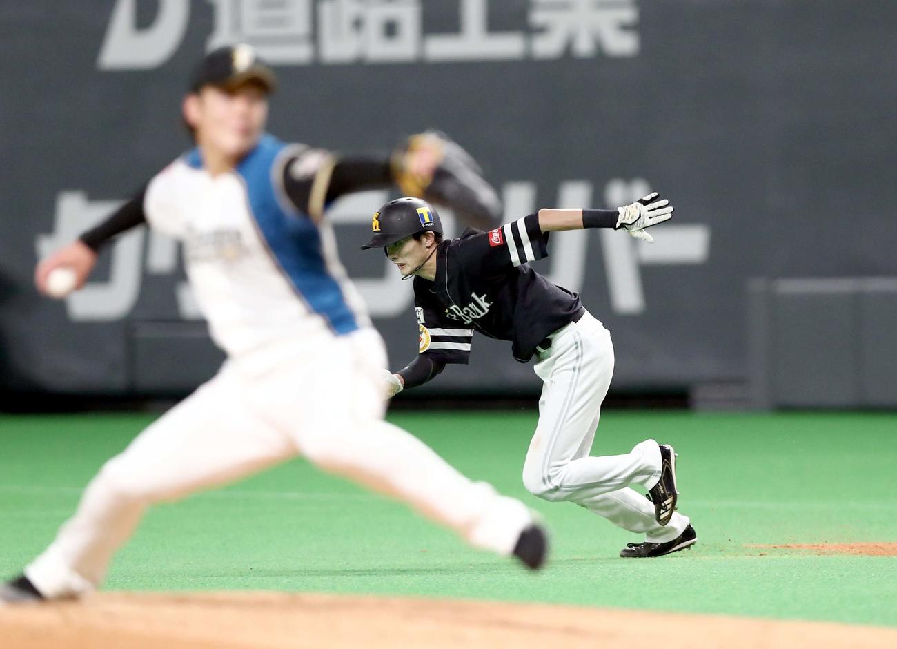 日本ハム対ソフトバンク　5回表ソフトバンク1死一塁、盗塁を決める周東。手前は吉田輝（撮影・黒川智章）