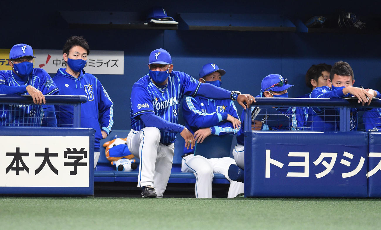 プロ野球中日対DeNA　7回表、ベンチから試合を見つめるアレックス・ラミレス監督（撮影・森本幸一）