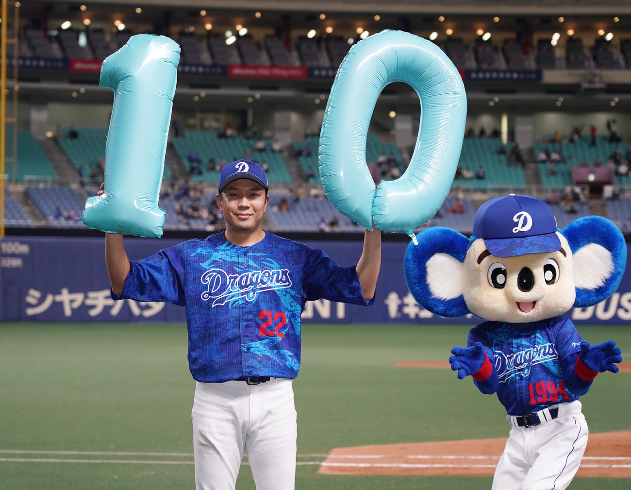 中日対DeNA　ヒーローインタビュー後、ポーズを決める完封勝利で10勝目達成の大野雄（撮影・森本幸一）