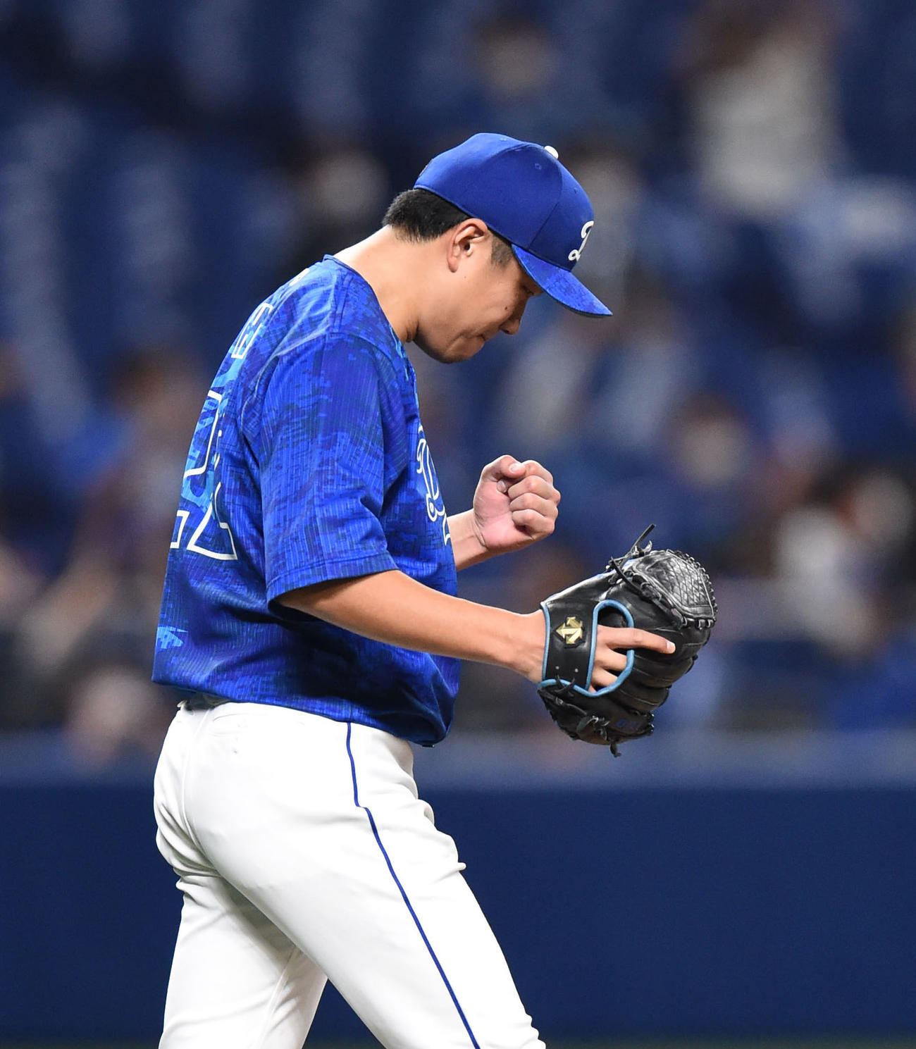 中日対DeNA　9回表DeNA2死一塁、ソトを打ち取り完封勝利を飾った大野雄はガッツポーズ（撮影・森本幸一）