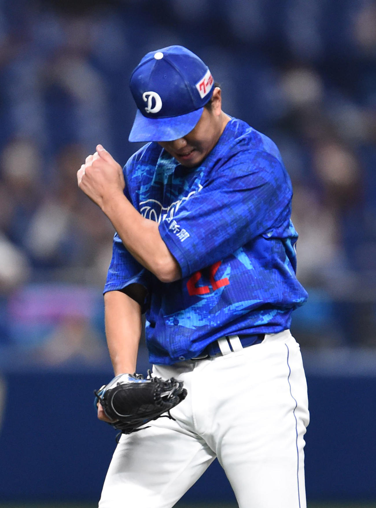 中日対DeNA　8回表DeNA2死二、三塁、代打楠本を空振り三振に打ち取りグラブを叩き拳を握る中日先発の大野雄（撮影・森本幸一）