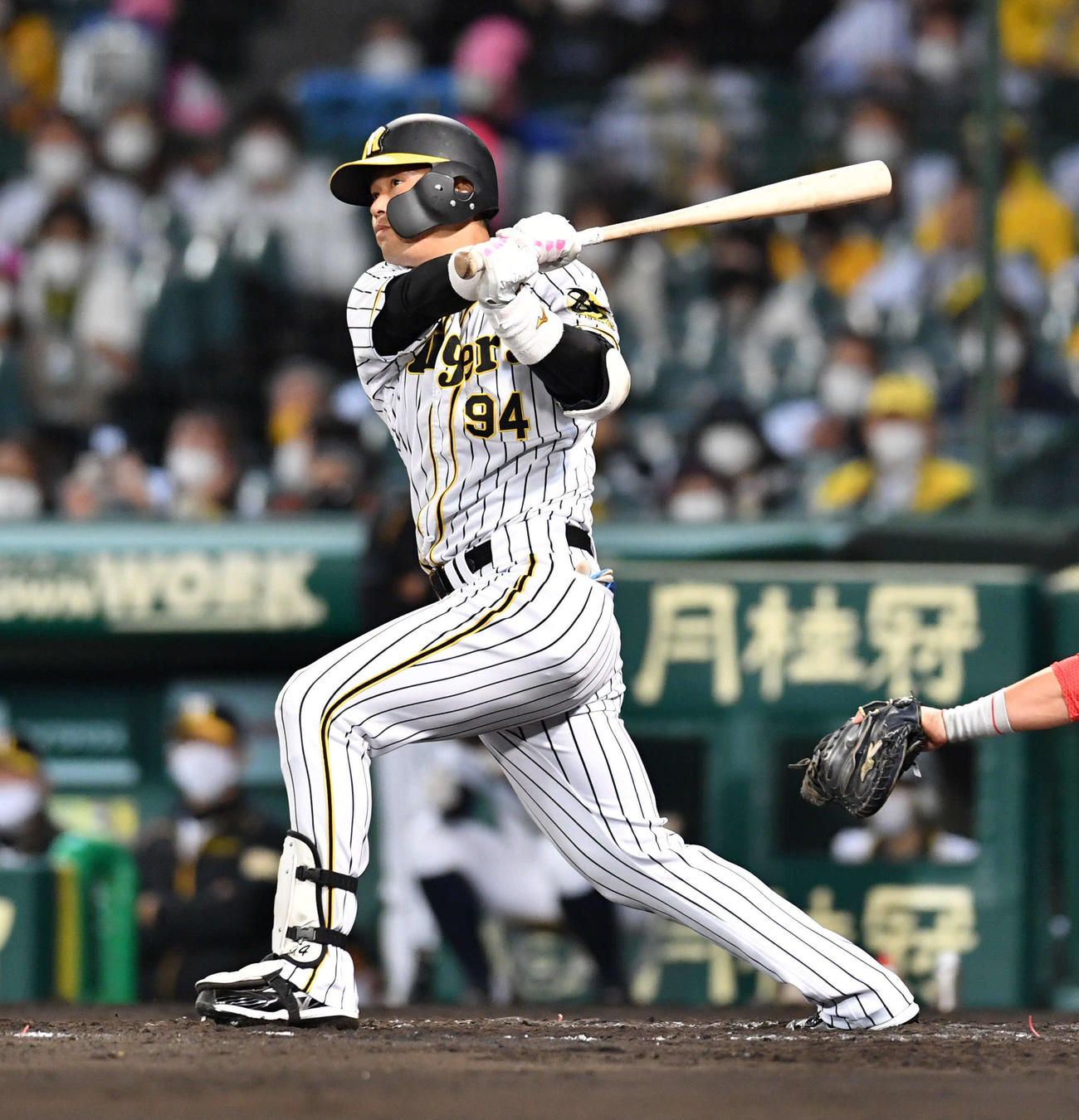 阪神対広島　7回裏阪神2死一、二塁、原口は左越え3点本塁打を放つ（撮影・岩下翔太）