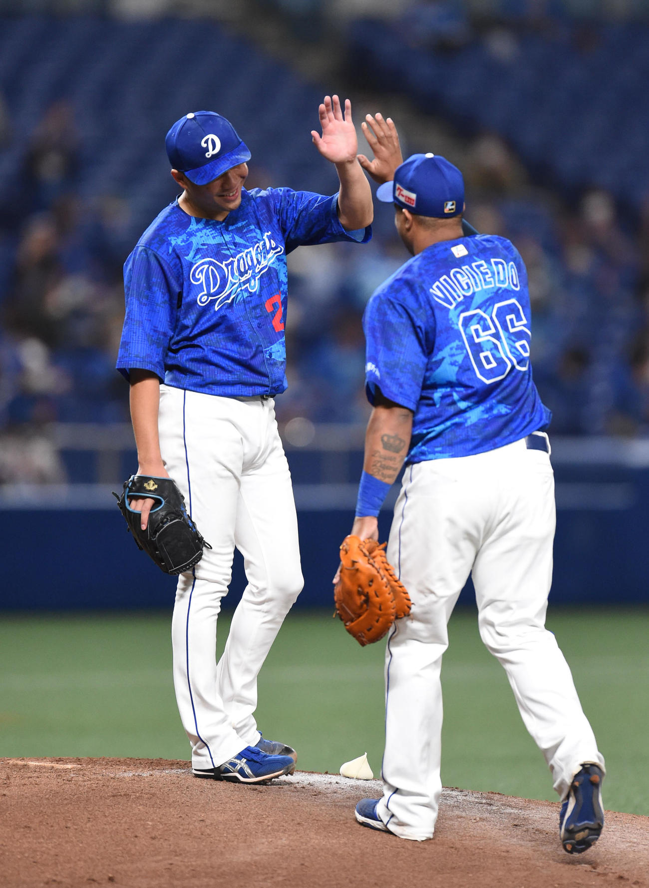 中日対DeNA　中日ビシエドとタッチを交わす完封勝利の大野雄大（撮影・森本幸一）