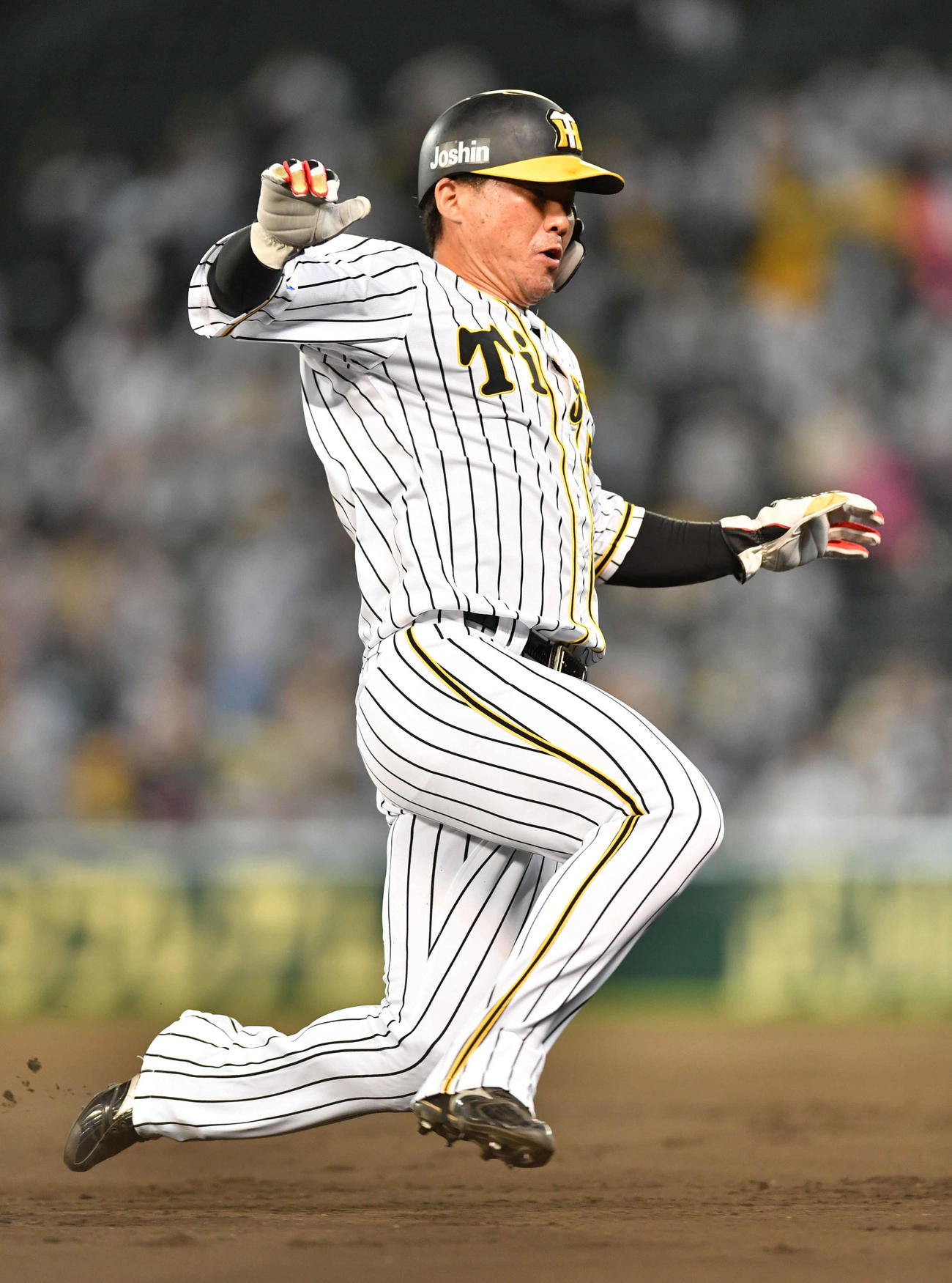 6回裏阪神1死一塁、近本光司の右前安打で三塁へ進んだ陽川尚将（撮影・岩下翔太）
