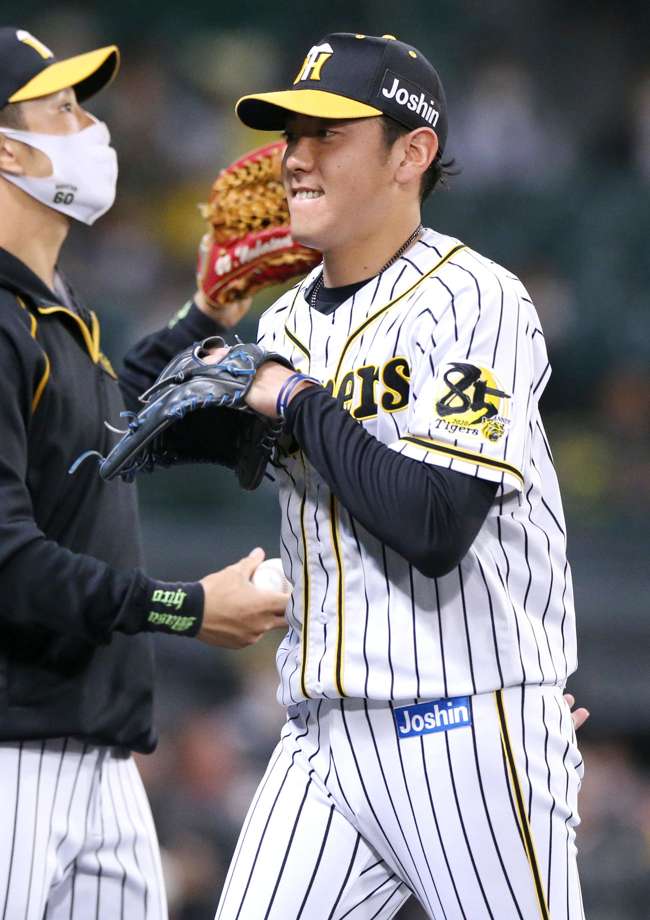 阪神対広島　阪神2番手の小川（手前）は5回表の投球を終えベンチへ引き揚げる（撮影・上山淳一）