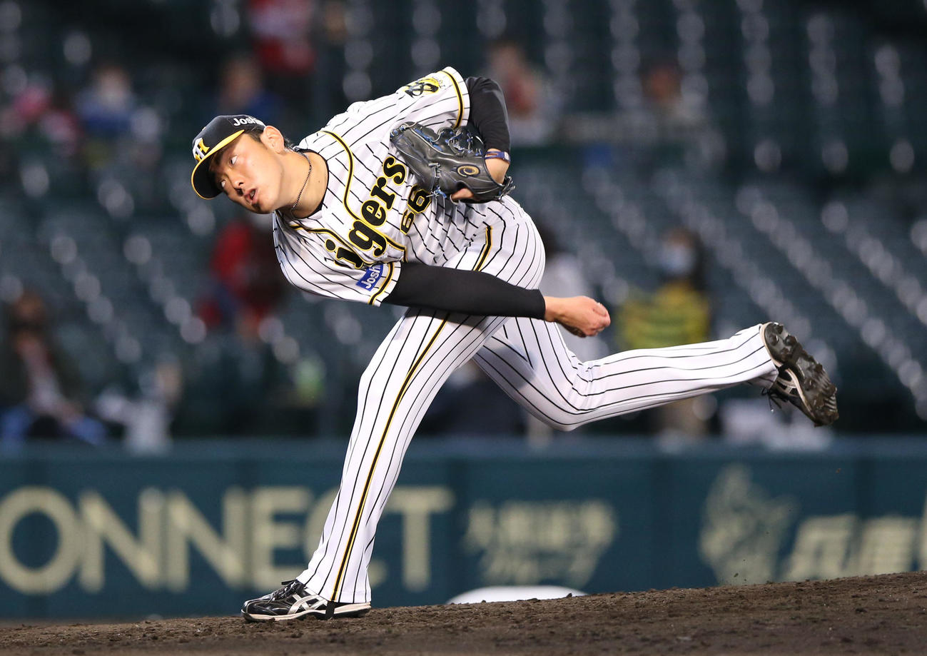 阪神対広島　4回、阪神2番手で登板の小川（撮影・上山淳一）