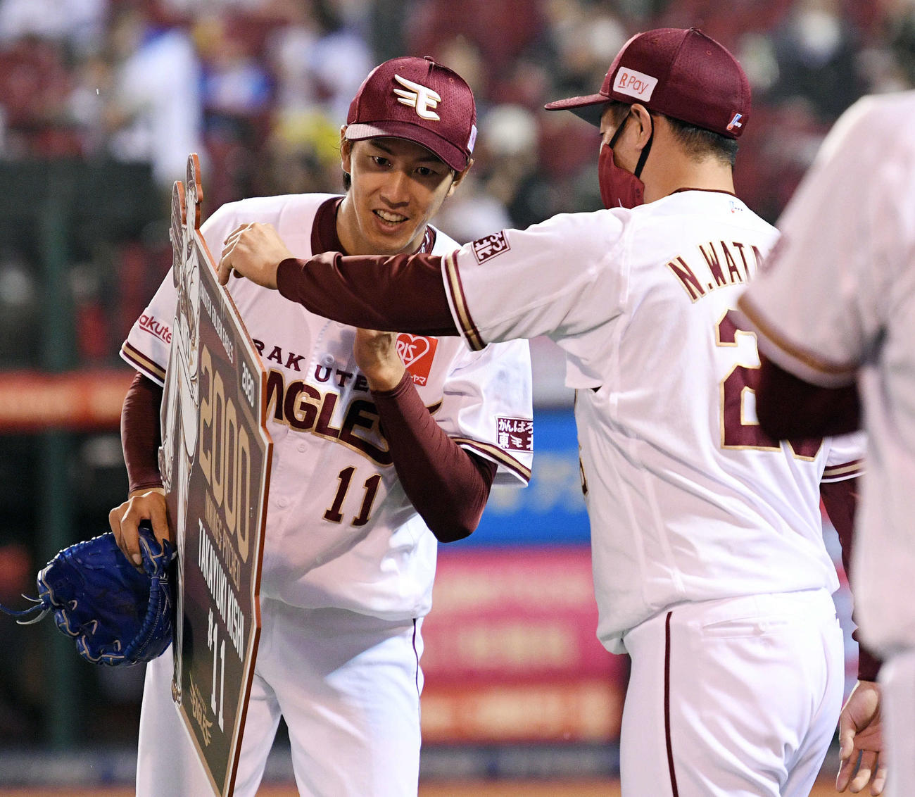 楽天対オリックス　7回を投げ終え、通算2000投球回を達成した楽天岸（左）は渡辺直から記念のボードを受け取る（撮影・滝沢徹郎）