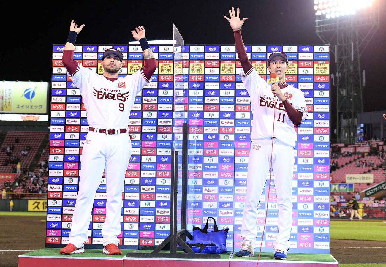 楽天対オリックス　ヒーローインタビューを終えポーズを決める楽天岸（右）とロメロ（撮影・滝沢徹郎）