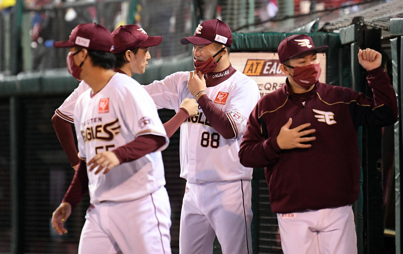 楽天対オリックス　試合後、勝利投手の楽天岸（左奥）を迎える三木監督（撮影・滝沢徹郎）