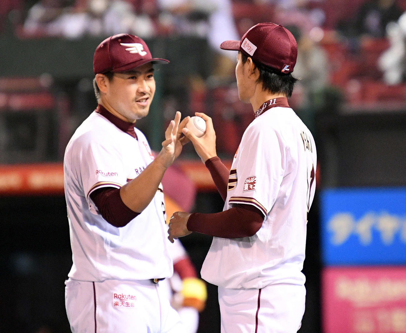 楽天対オリックス　試合後、楽天牧田（左）から勝利球を受け取る岸（撮影・滝沢徹郎）