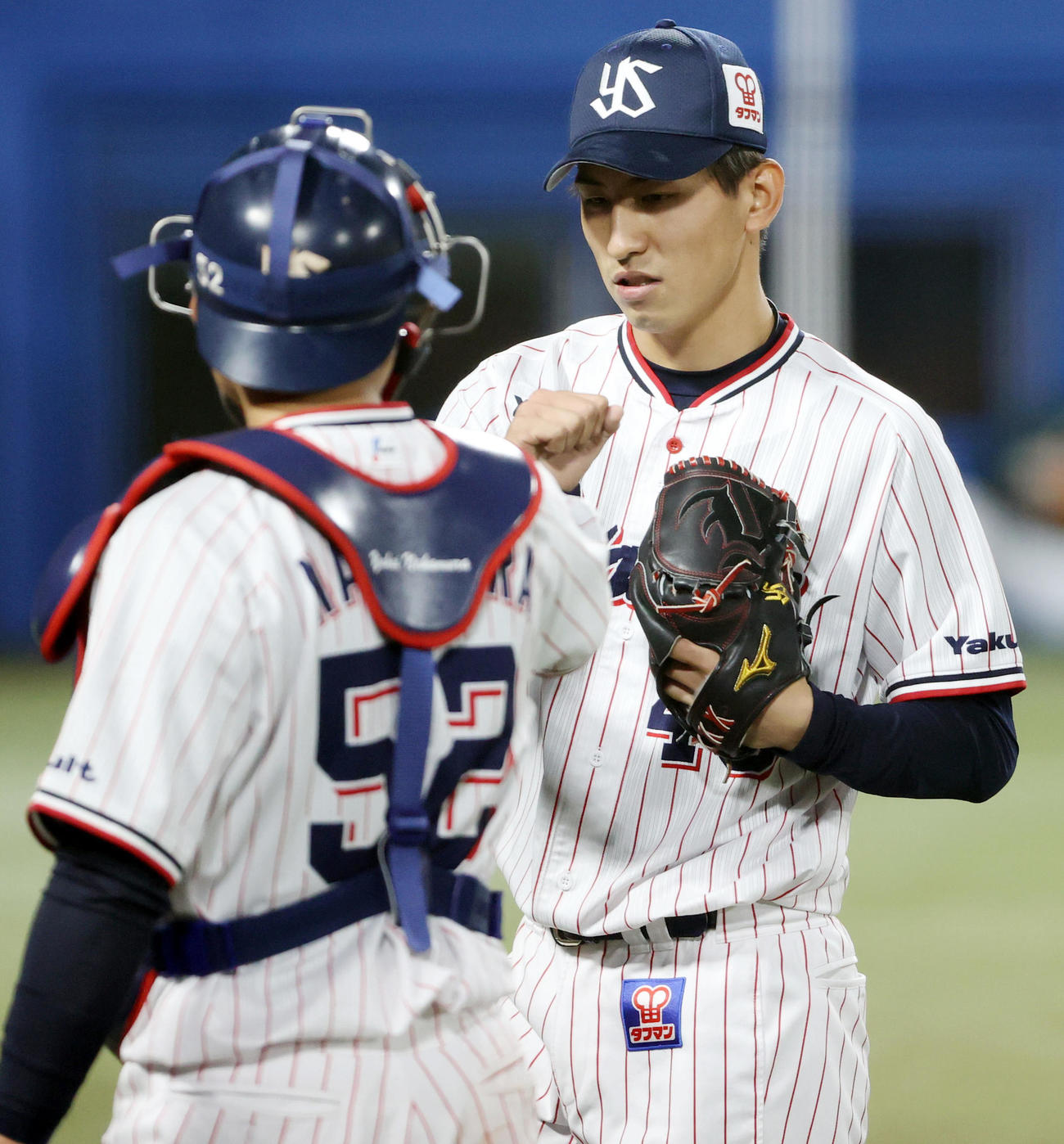 ヤクルト対巨人　4回表を抑え、中村（手前）とタッチを交わす金久保（撮影・狩俣裕三）