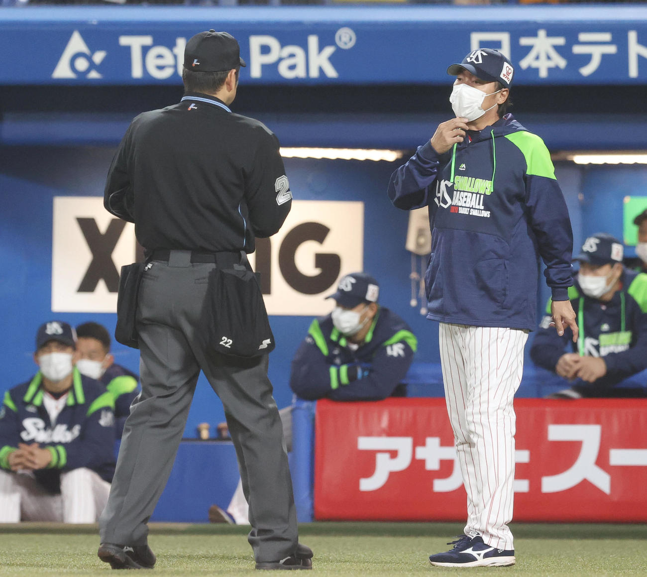 ヤクルト対巨人　7回表巨人1死二塁、投手交代を告げる高津監督（撮影・垰建太）