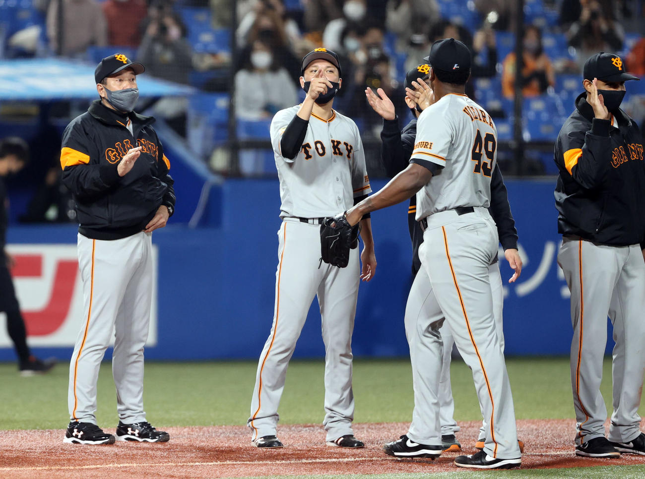 ヤクルト対巨人　試合後、ビエイラ（手前右）を迎える原監督（左）と坂本（撮影・狩俣裕三）