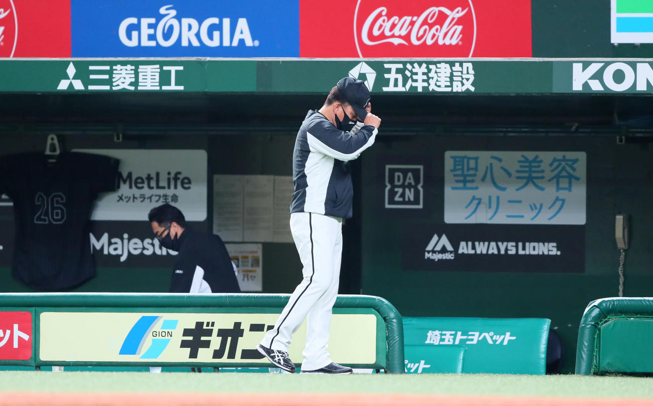 西武対ロッテ　敗れ引き揚げるロッテ井口監督（撮影・足立雅史）