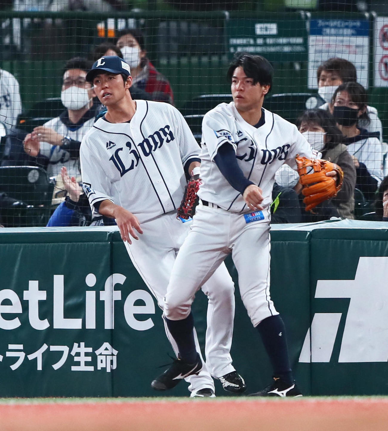 西武対ロッテ　8回表ロッテ無死一塁、中村奨の邪飛を好捕した二塁手山野辺（右）（撮影・足立雅史）