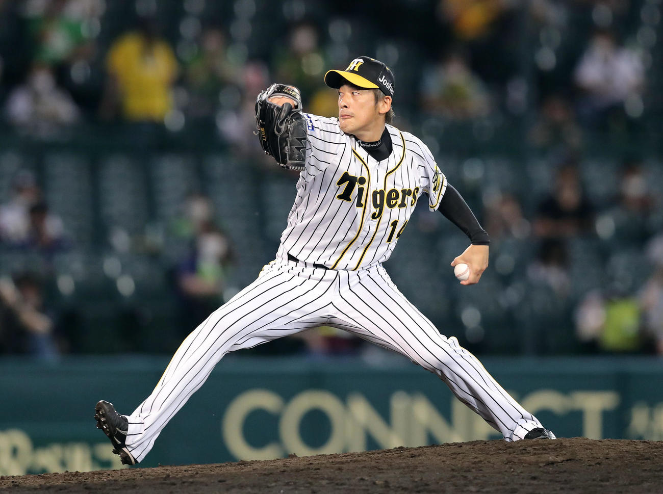 阪神対ヤクルト　阪神3番手で登板する能見篤史（撮影・前田充）