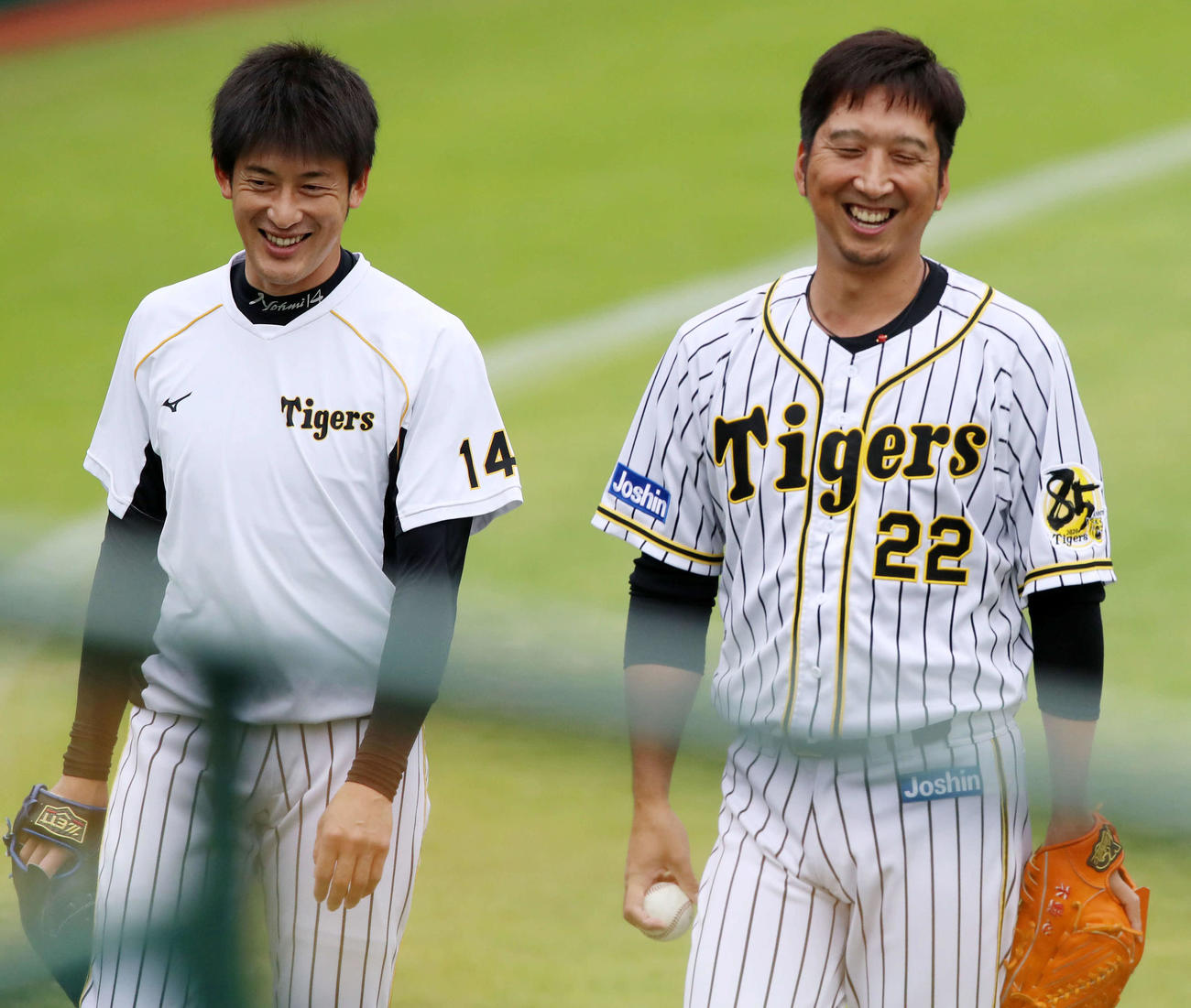 練習でキャッチボールを終え笑顔を見せる能見（左）と藤川（撮影・加藤哉）