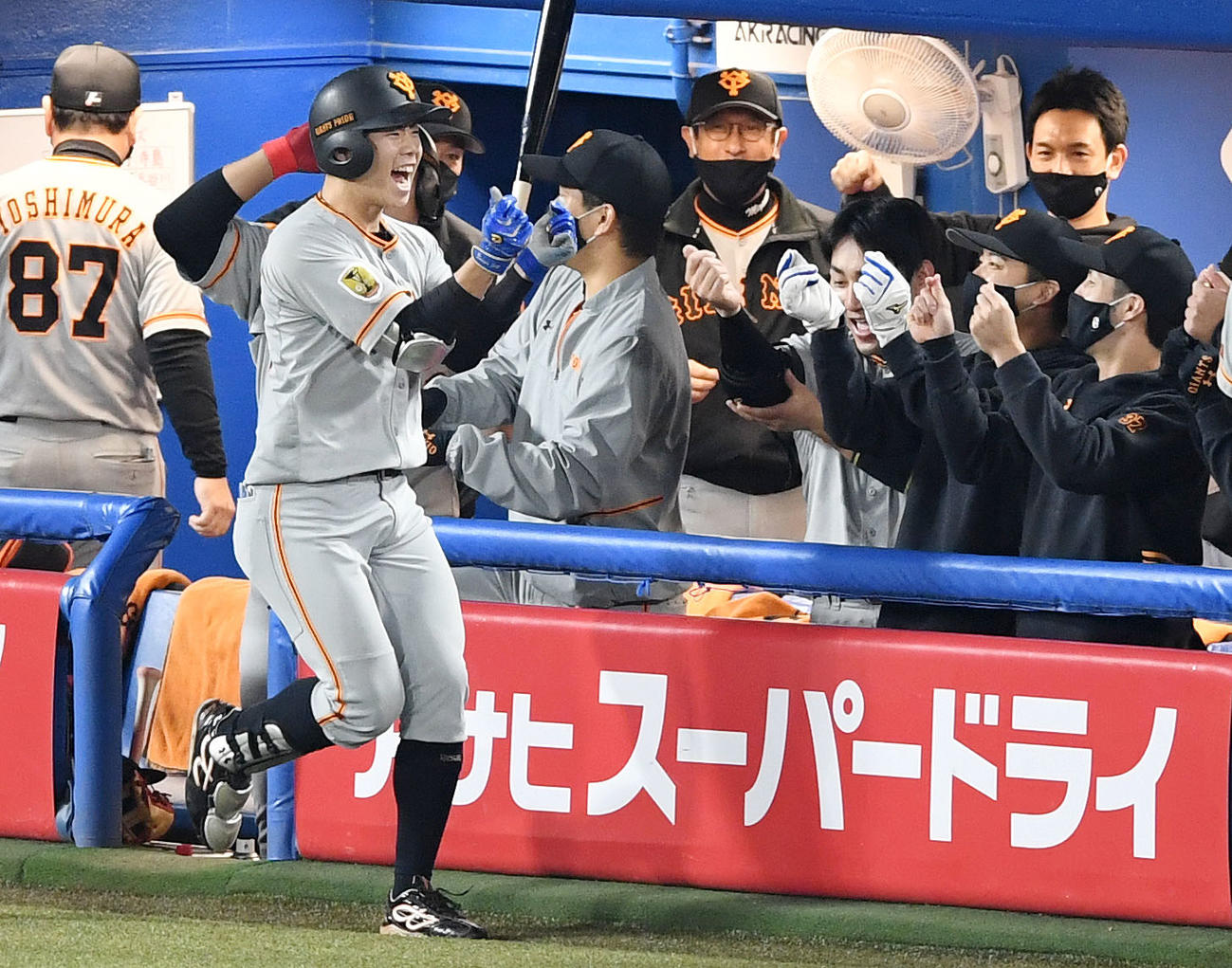 ヤクルト対巨人　3回表巨人無死、右越え本塁打を放ち指でハートマークをつくる松原（撮影・横山健太）