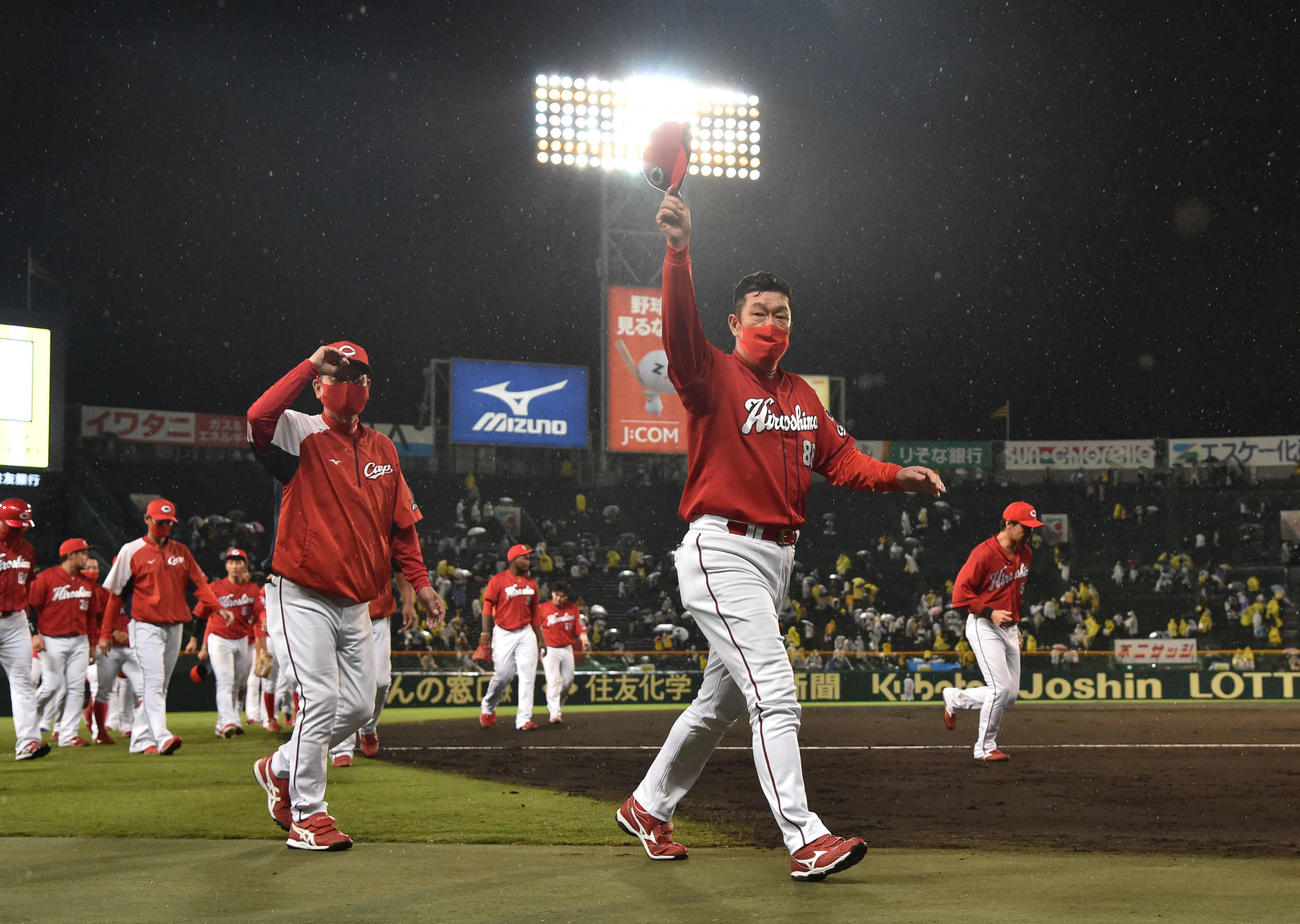 阪神対広島　甲子園での今季最終戦を終え、ファンにあいさつしながら引き揚げる広島佐々岡真司監督（撮影・岩下翔太）