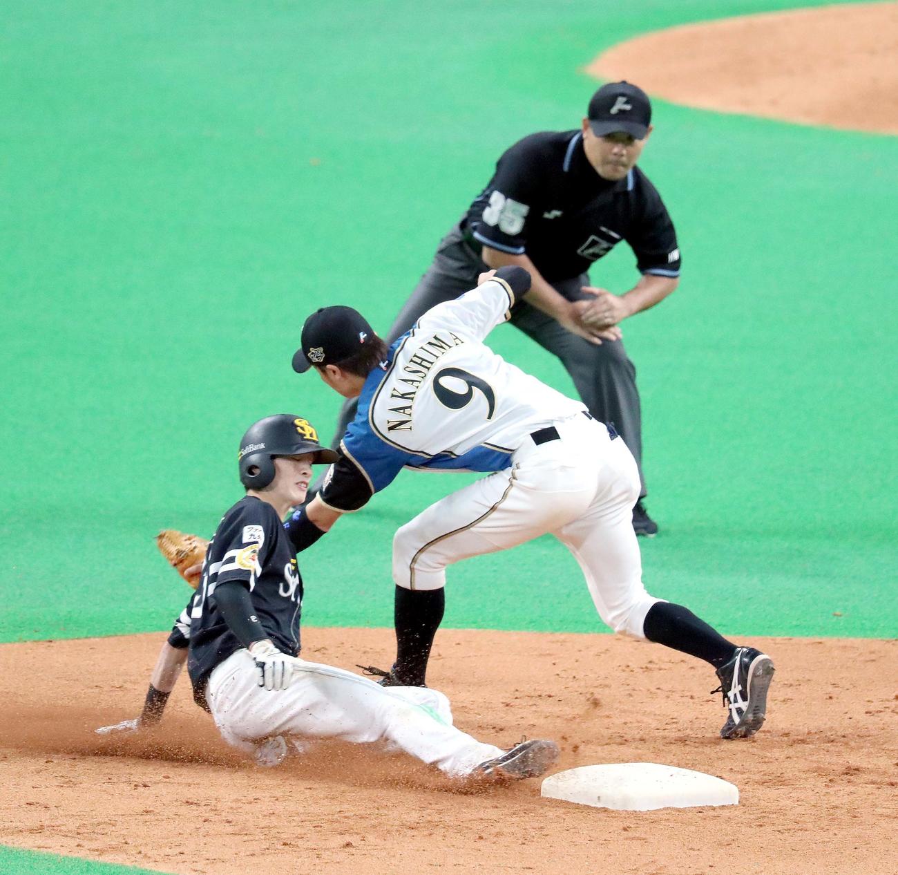 日本ハム対ソフトバンク　5回表ソフトバンク1死一塁、盗塁を決める周東（撮影・佐藤翔太）