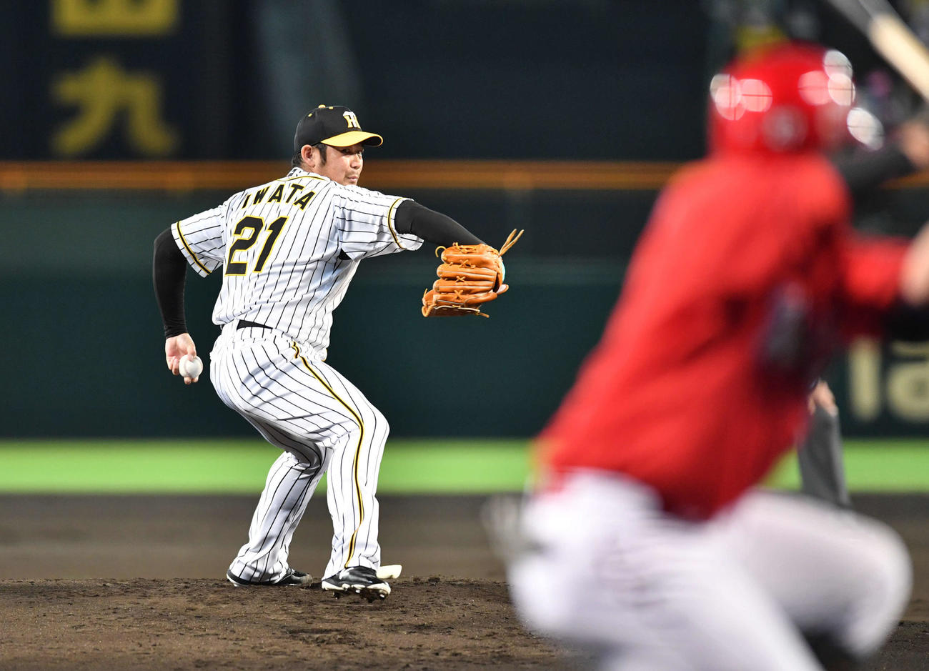 阪神対広島23回戦　1回表広島2死一、二塁、会沢翼に投球する岩田稔（撮影・岩下翔太）