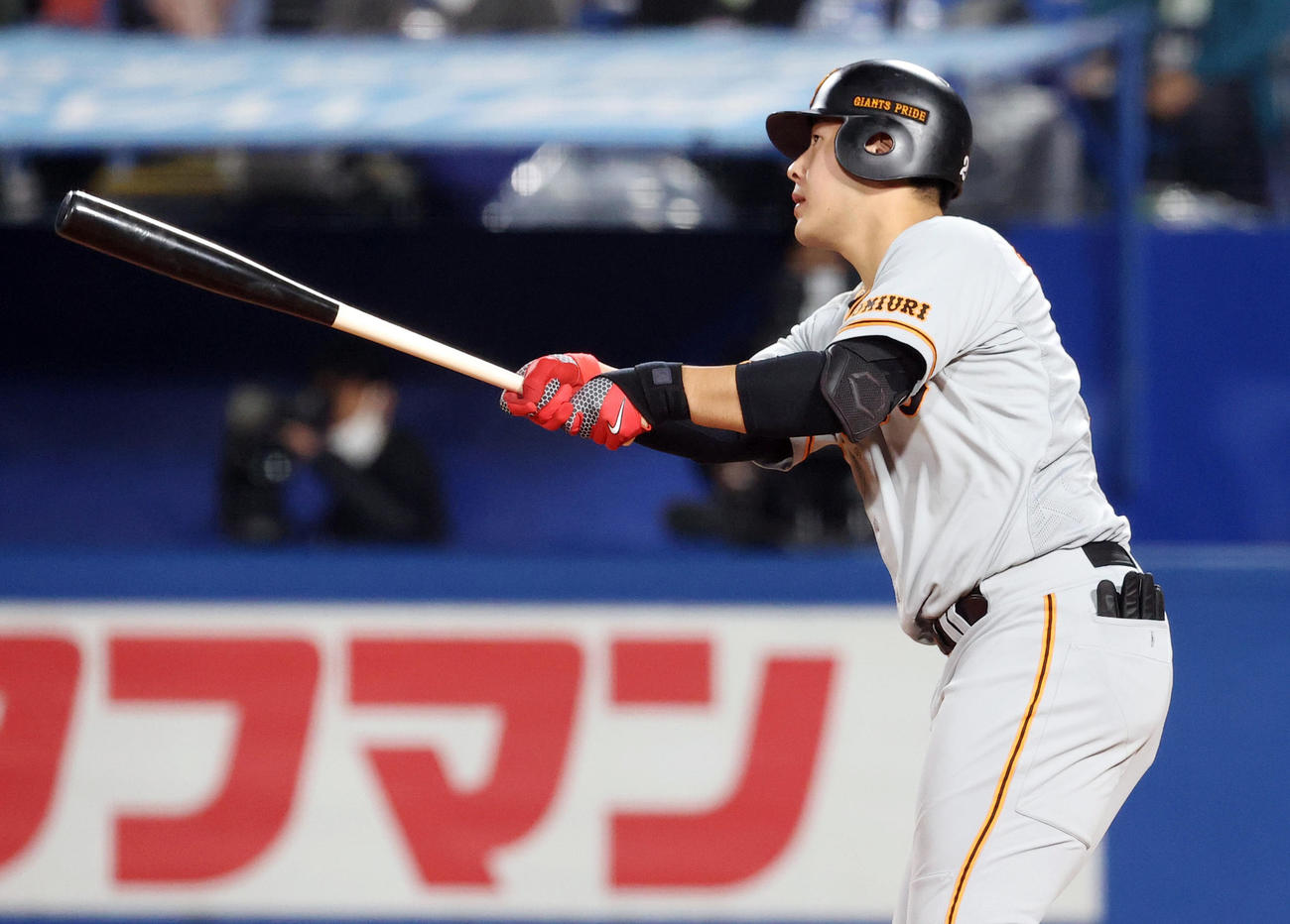 ヤクルト対巨人　3回表巨人無死一塁、中越え2点本塁打を放つ岡本（撮影・垰建太）
