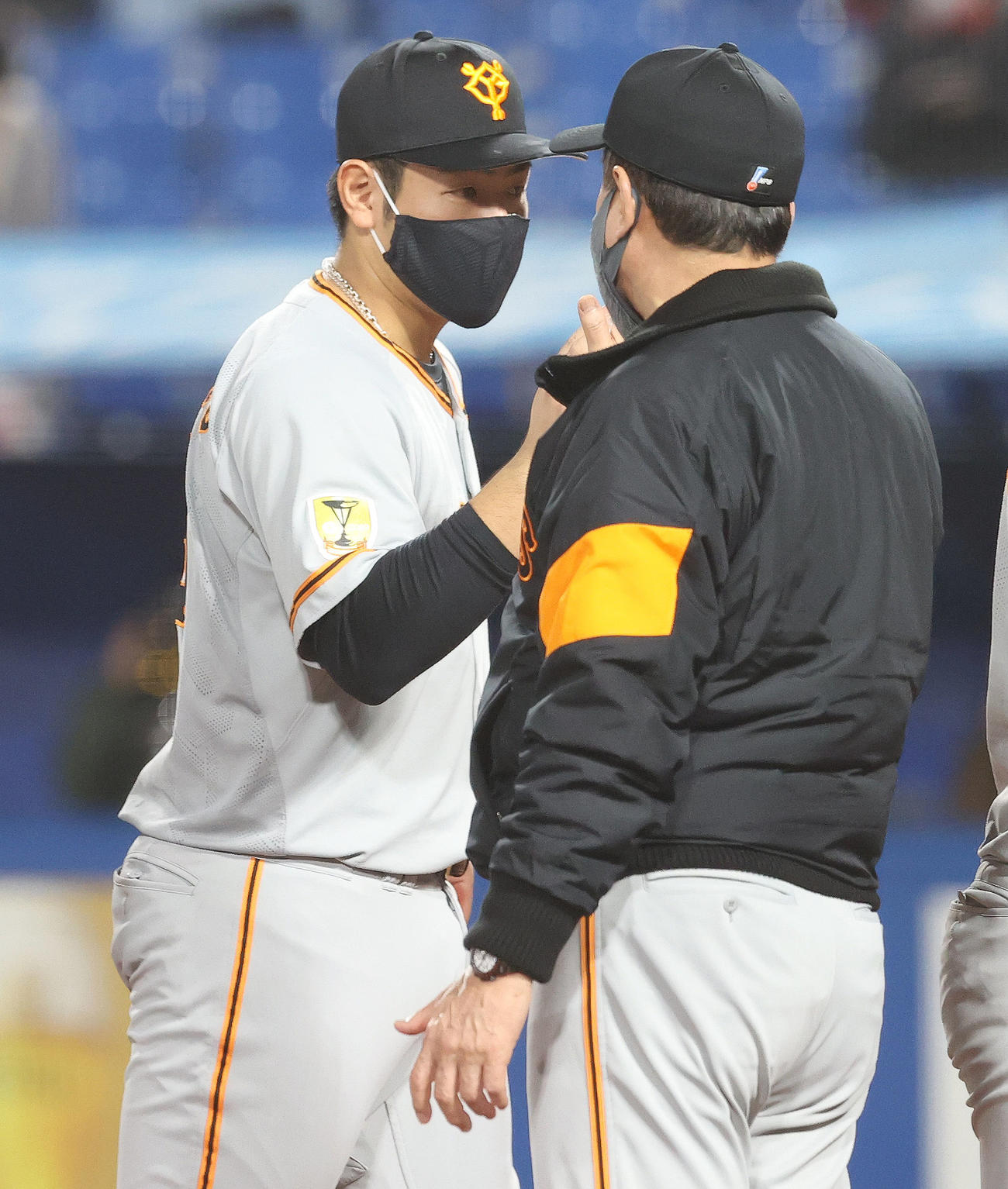 ヤクルト対巨人　ヤクルトに勝利し巨人岡本（左）は原辰徳監督とエアタッチ（撮影・垰建太）