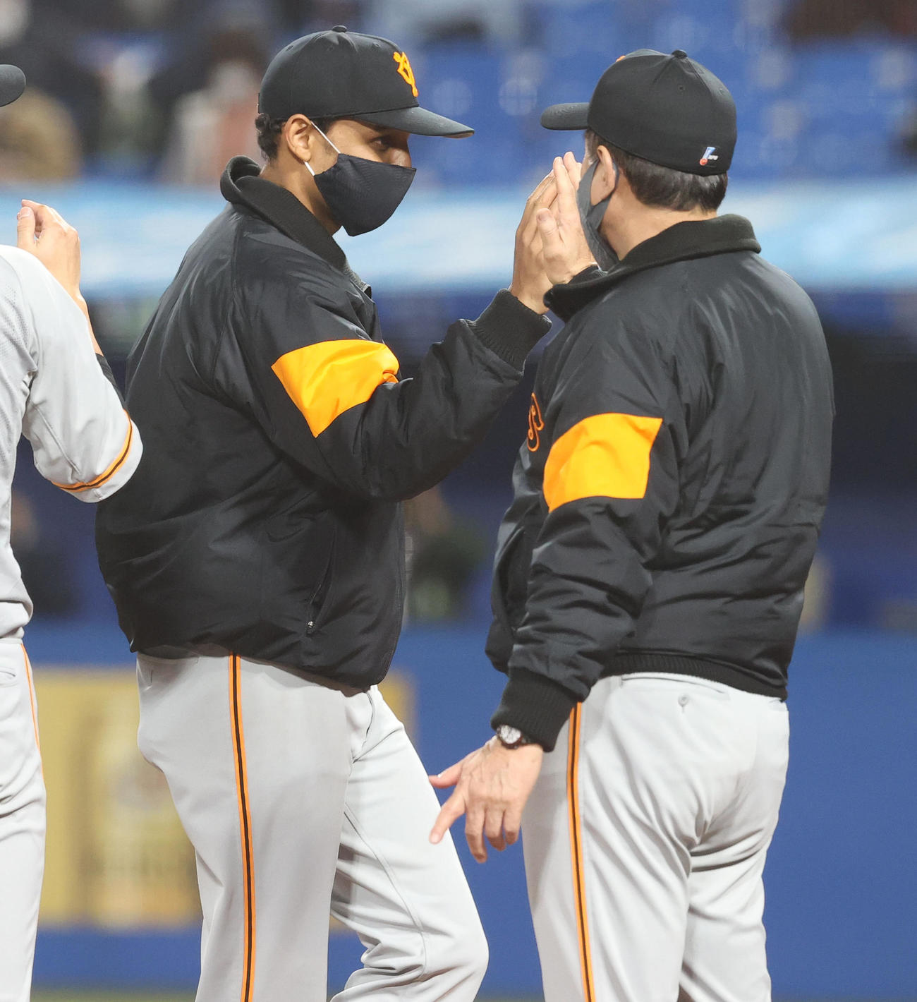 ヤクルト対巨人　ヤクルトに勝利し巨人サンチェス（左）は原辰徳監督とエアタッチ（撮影・垰建太）
