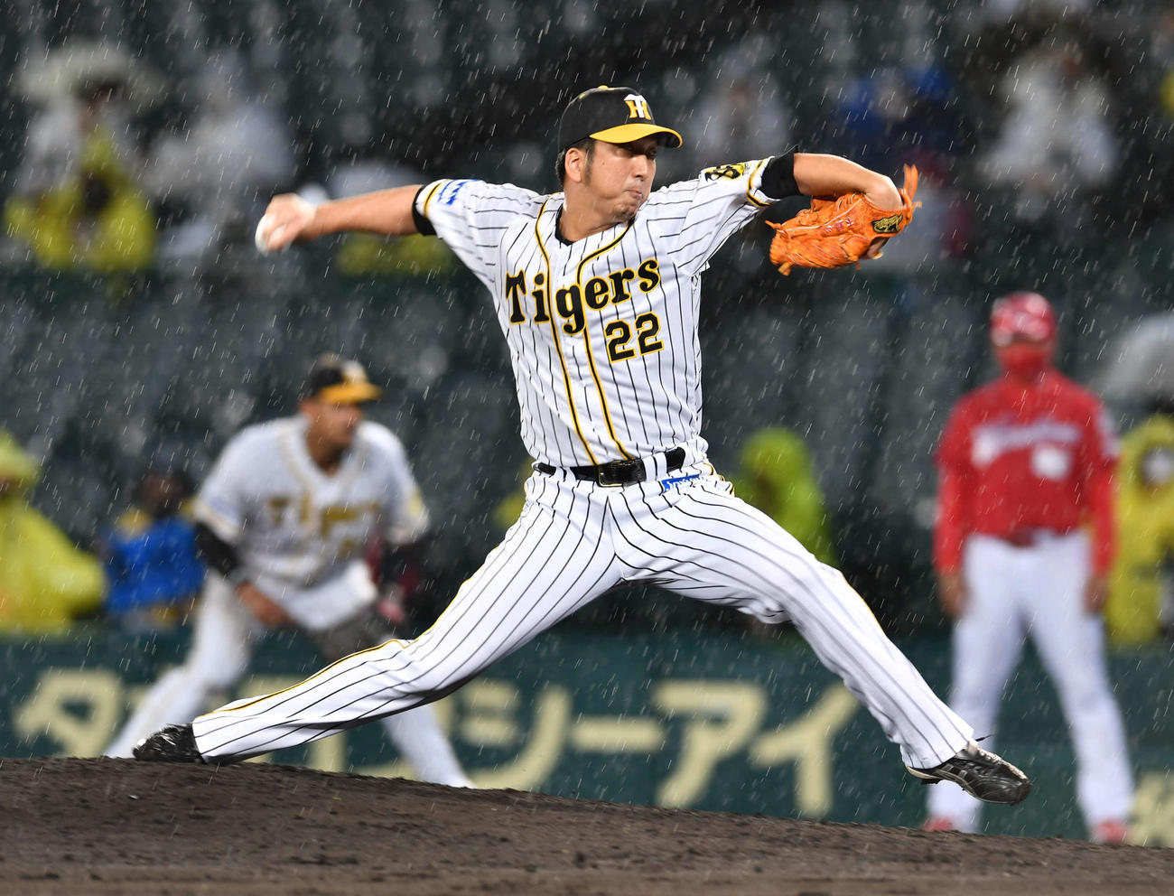 阪神対広島　9回、大雨の中、力投する藤川（撮影・岩下翔太）