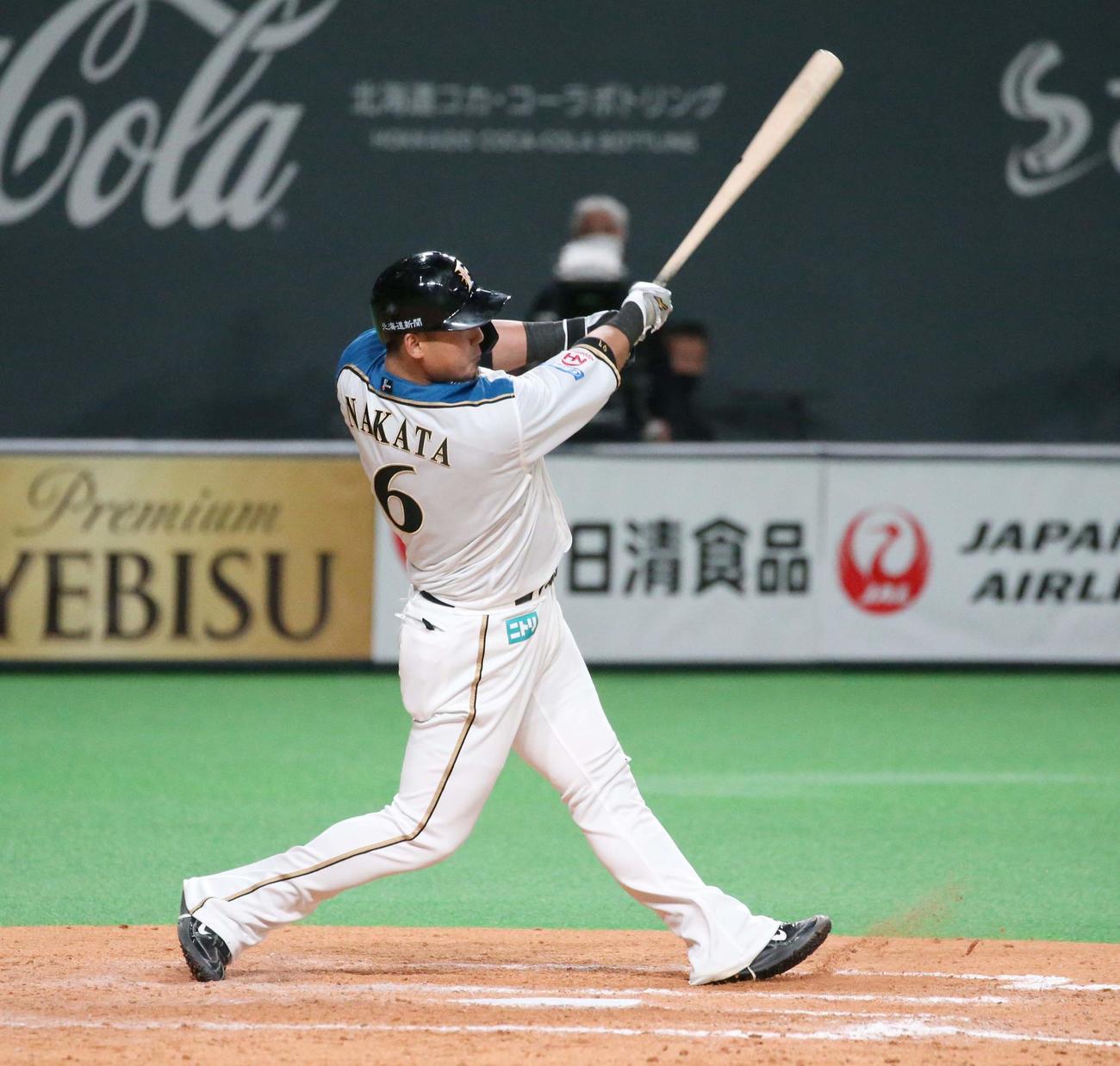 日本ハム対ソフトバンク　9回裏日本ハム1死、左越え本塁打を放つ中田（撮影・黒川智章）