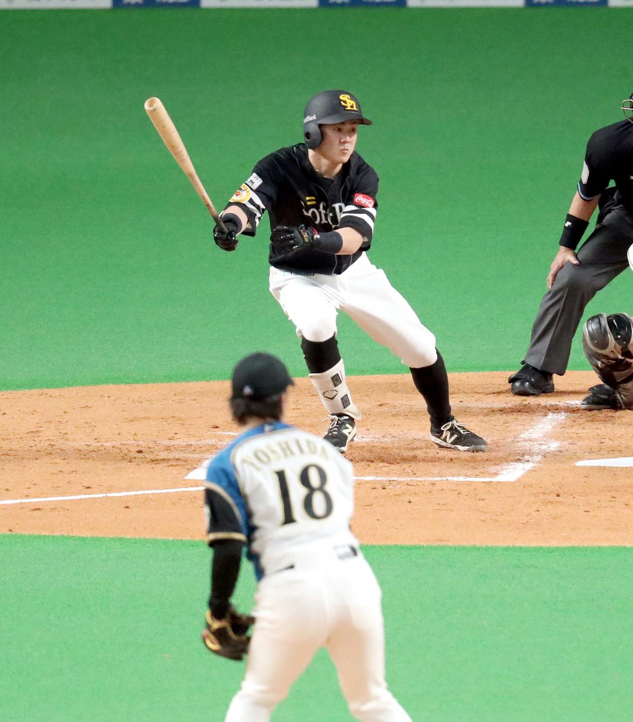 日本ハム対ソフトバンク　2回表ソフトバンク1死一、二塁、牧原は先制となる適時二塁打を放つ。投手は日本ハム吉田輝（撮影・佐藤翔太）