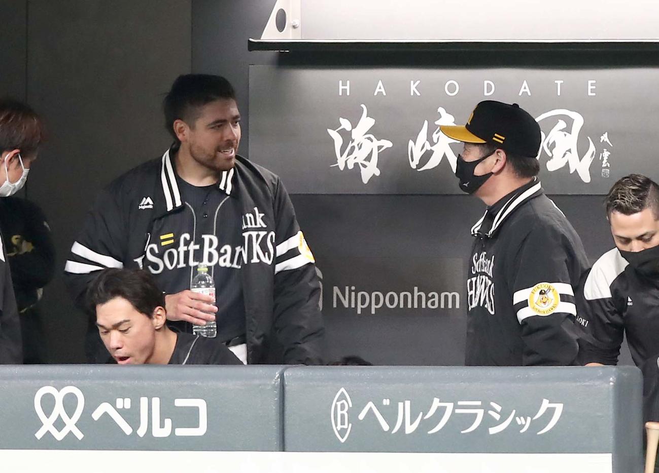 日本ハム対ソフトバンク　7回を投げ終え無失点のムーア（左）に声をかける工藤監督（撮影・黒川智章）