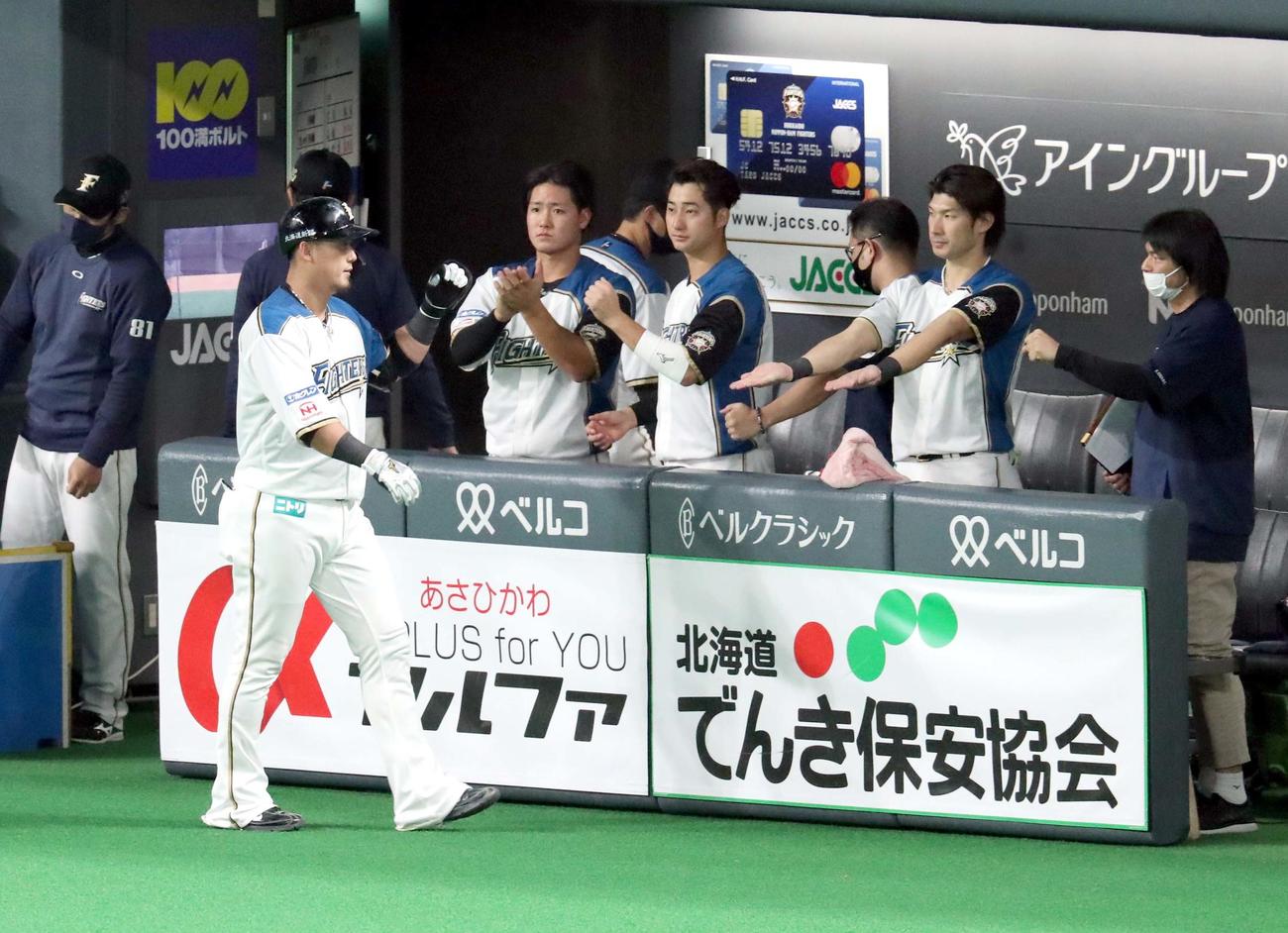 日本ハム対ソフトバンク　9回裏日本ハム1死、中田は左越え本塁打を放ちチームメートに出迎えられる（撮影・佐藤翔太）