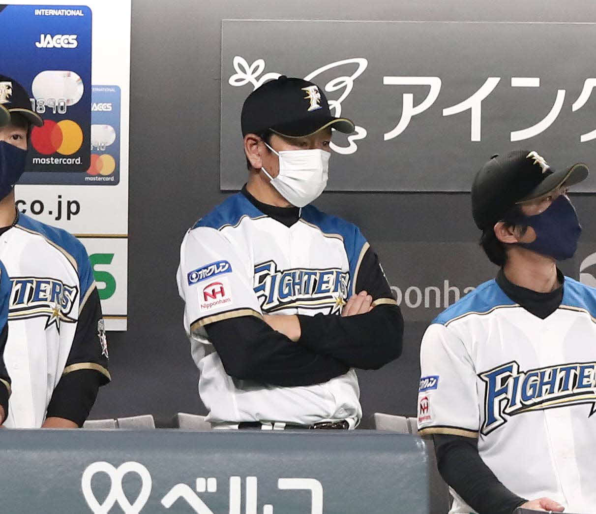 日本ハム対ソフトバンク　試合を見つめる栗山監督（撮影・黒川智章）