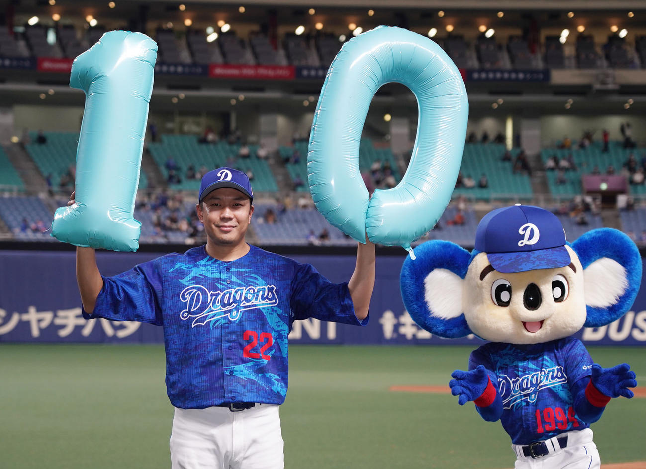 ヒーローインタビューでポーズを決める10勝目達成の大野雄（撮影・森本幸一）