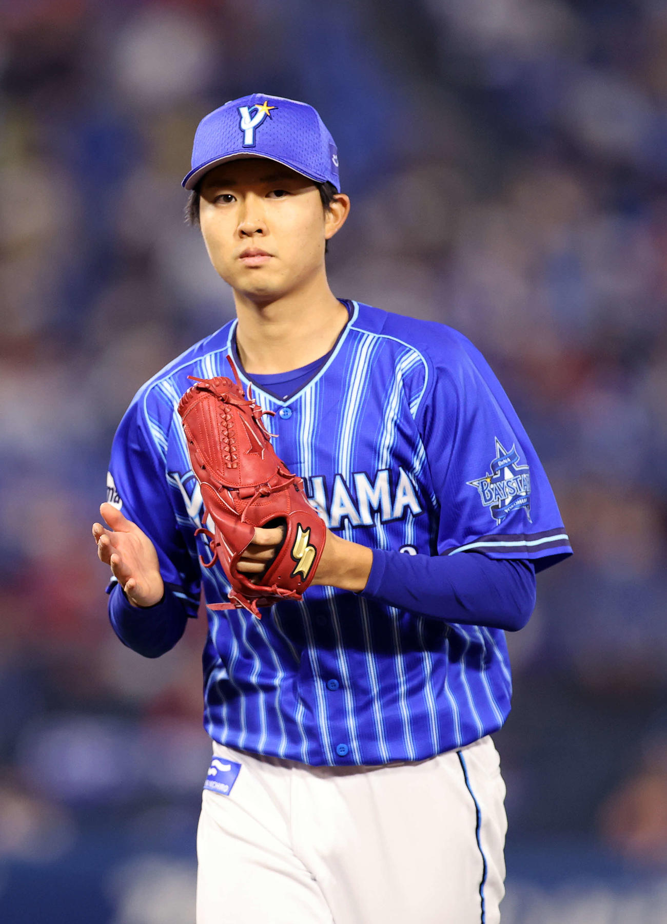 DeNA対広島　3回表、広島の攻撃を抑え引き揚げるDeNA京山（撮影・鈴木正人）