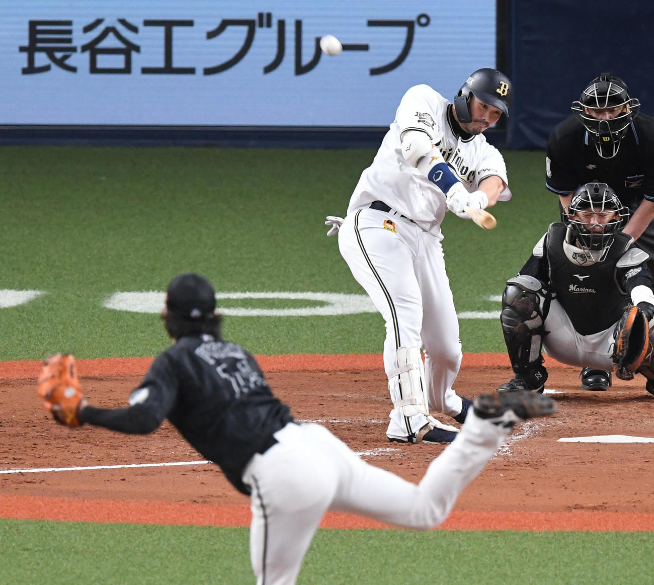 オリックス対ロッテ　3回裏オリックス無死、T－岡田は右越え本塁打を放つ。投手二木（撮影・前岡正明）