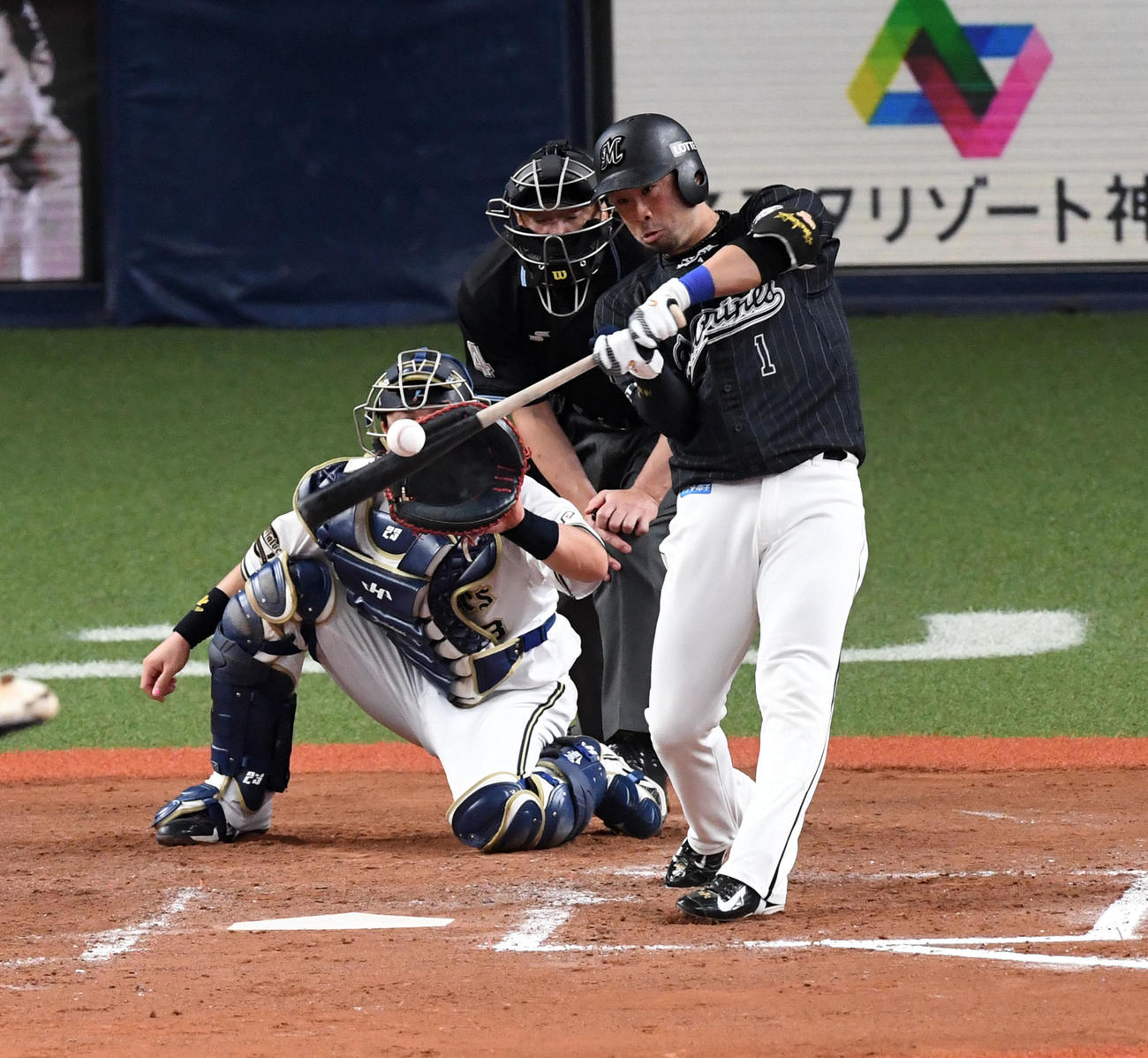 オリックス対ロッテ　8回表ロッテ無死、清田は左越え本塁打を放つ（撮影・前岡正明）