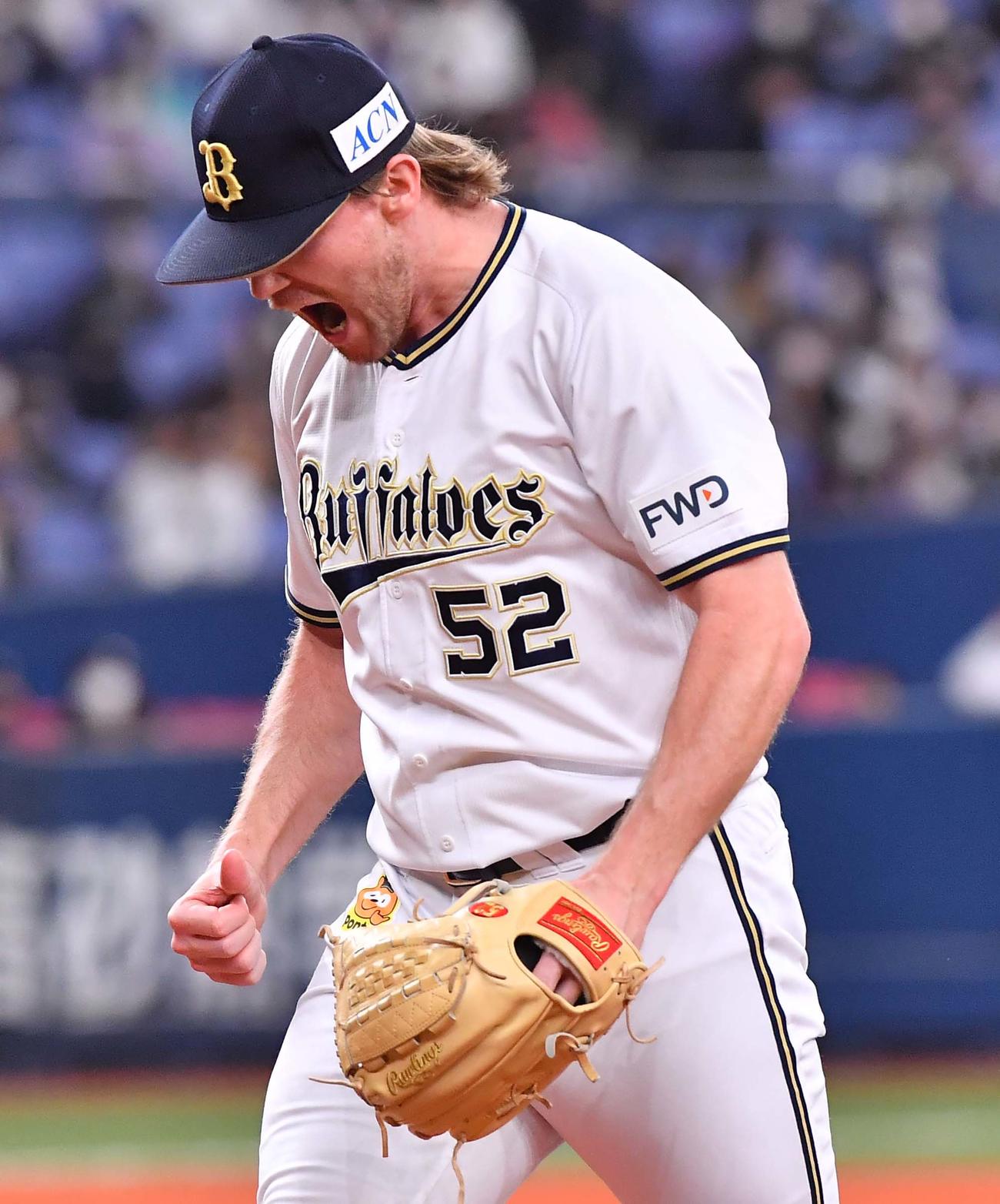 オリックス対ロッテ　8回表ロッテ1死一、二塁、藤岡裕大を併殺打に打ち取り雄たけびをあげるタイラー・ヒギンス（撮影・上田博志）