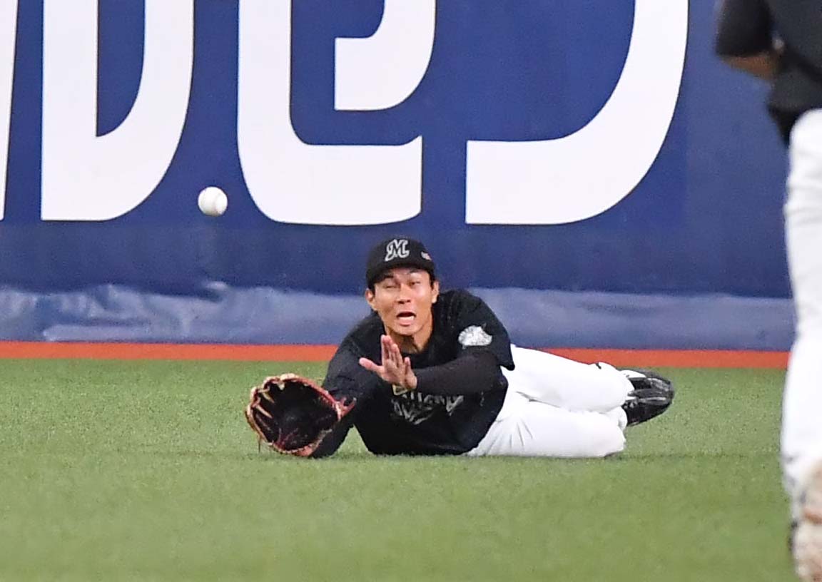 オリックス対ロッテ　3回裏オリックス1死、吉田正尚の打球に飛びつくも捕れず三塁打を許す藤原恭大（撮影・上田博志）