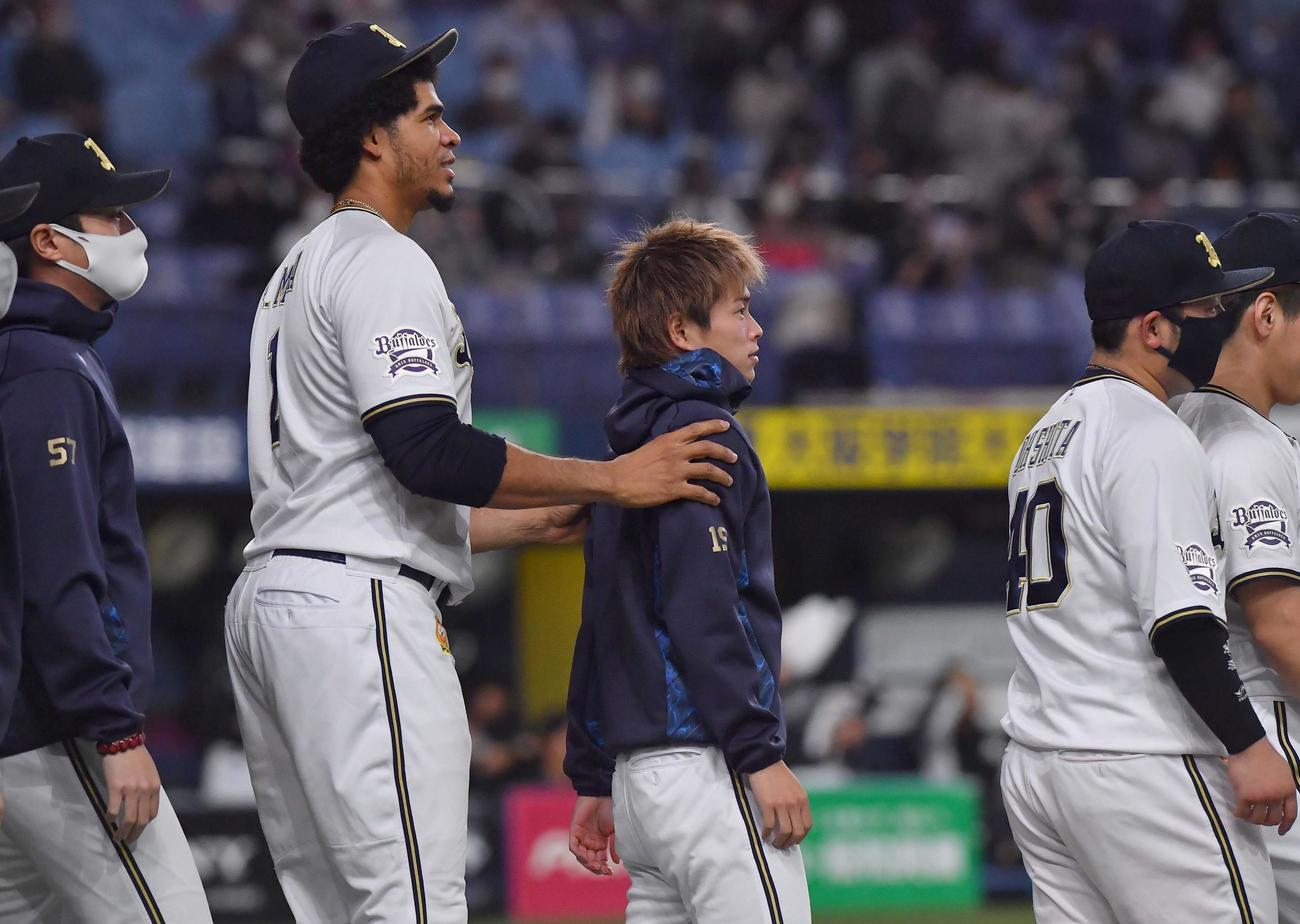 オリックス対ロッテ　3勝目をあげスティーブン・モヤに肩をもまれる山岡泰輔（撮影・上田博志）