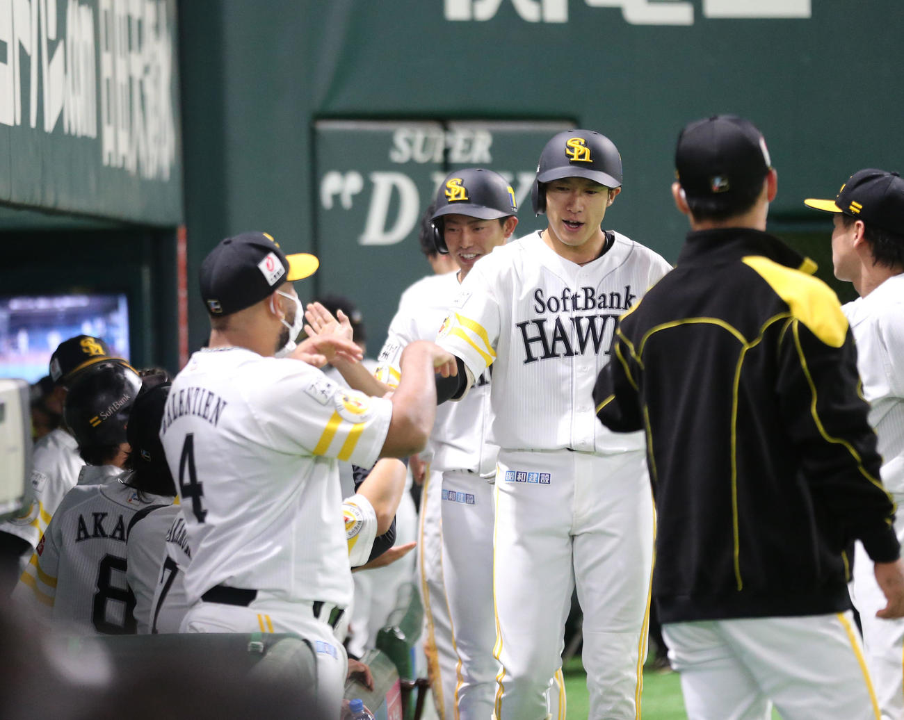 8回裏ソフトバンク2死二塁、柳田悠岐は左越えに2点本塁打を放ちベンチのナインと喜ぶ（撮影・梅根麻紀）